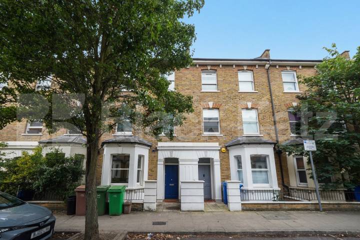 Boasting over 1350 Sq.Ft. of living and entertaining space Marcia Road, London Bridge